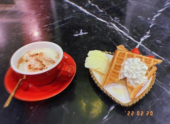Người đẹp phim "Quỳnh Búp Bê" tự hào khi làm món mình thích và tận hưởng khoảnh khắc "chill". Cô còn chia sẻ với bạn bè: "Bánh mình làm ngon lắm, sữa mình pha béo ngậy".