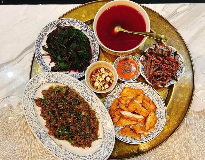 Một bữa đêm không tinh bột mà Phương Oanh chia sẻ vào tháng trước. Trong đó có bò xào rau mùi, chả mực, thịt trâu khô, rau dền luộc, cà pháo... Làm dân tình "réo bụng" giữa đêm, Phương Oanh phải xin lỗi nhưng cho biết cô cố tình gợi sự thèm của mọi người.