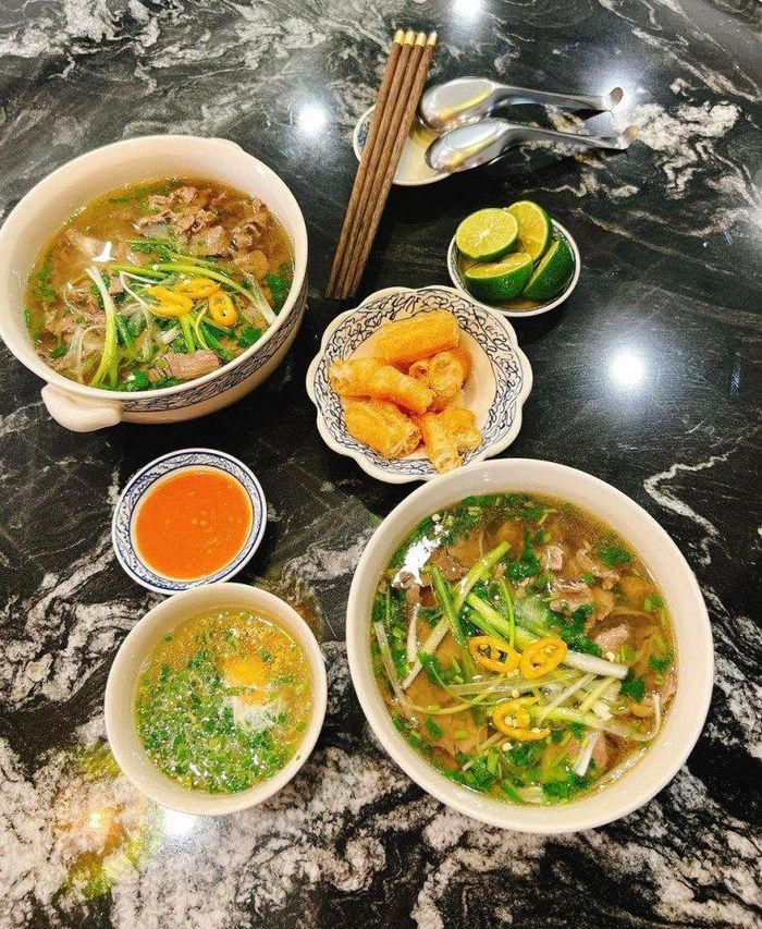 Gần đây nhất, cô lại khoe 2 bát phở với trứng trần: "Đi làm về đá bát phở bò với trứng trần như hình là nhức cái nách!" Mọi người rôm rả bình luận: "Phở full topping luôn chị ơi", "Động lực nào khiến chị nấu phở giờ này?", "Ôi, nay chị Nam ăn phở bò trứng chần ôn lại kỉ niệm yêu đương với bố Giò Mỡ à"...
