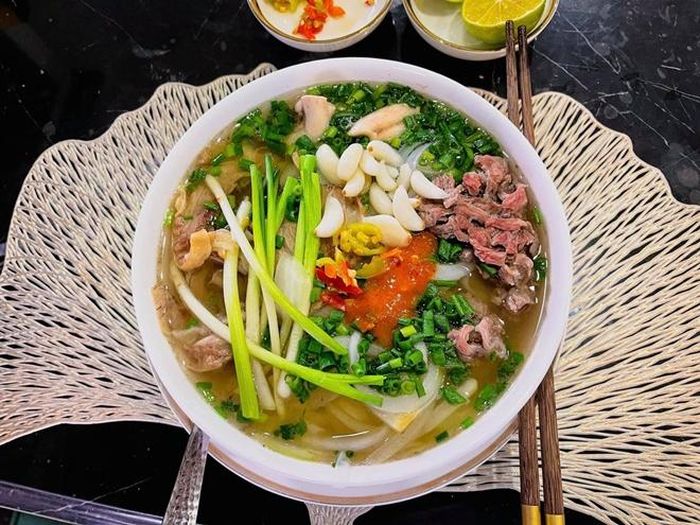 "Một ngày cuối tuần thảnh thơi với phở bò thiếu 2 trứng trần", nữ diễn viên sinh năm 1989 làm nhiều người bất ngờ về khả năng vào bếp thành thục. Tuy nhiên dân tình còn để ý tới những nhánh tỏi tươi trong bát, cô bày tỏ: "Sao có nhiều người phải ngạc nhiên về mấy chú tỏi xinh ngon điên lên kia thế nhỉ? Cá nhân Oanh thì thấy bún, phở, mì…mà không có topping nhìn rất kém hấp dẫn và kiểu không có mùi vị gì ý nhá! Nhạt nhẽo ngang ngang".