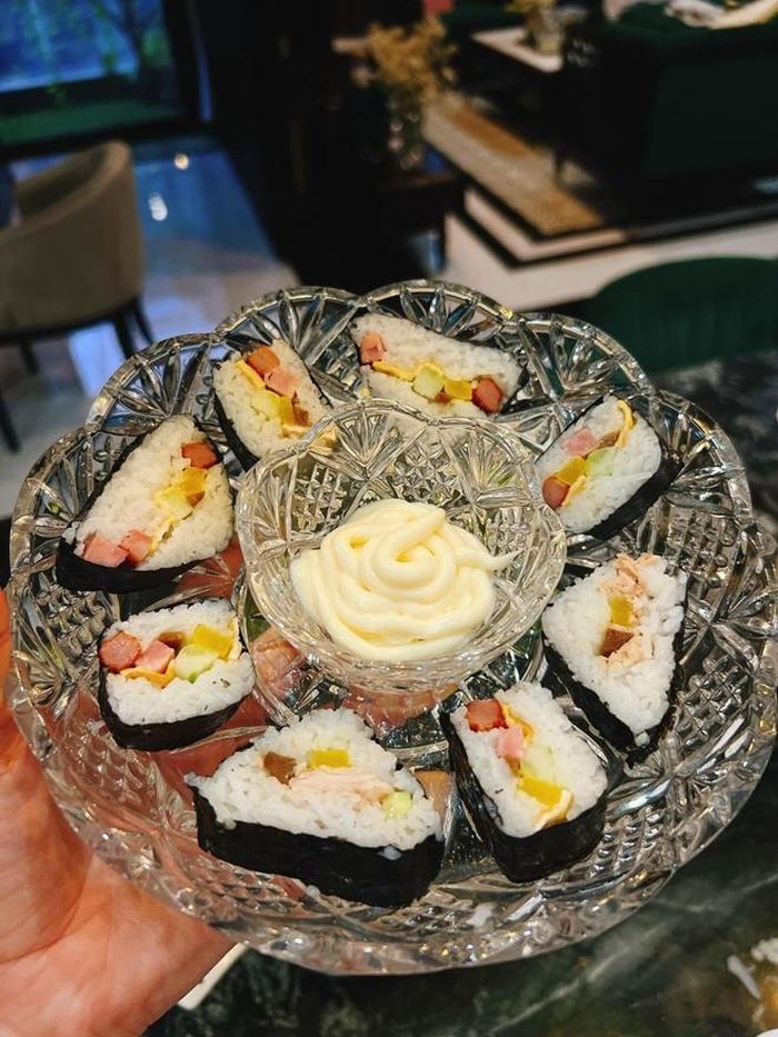 Gần đây, cô khoe 2 món cơm hấp dẫn với rong biển, đó là cơm viên rong biển và cơm cuộn rong biển. Shark Bình đã bày tỏ: "Vèo cái hết nồi cơm".