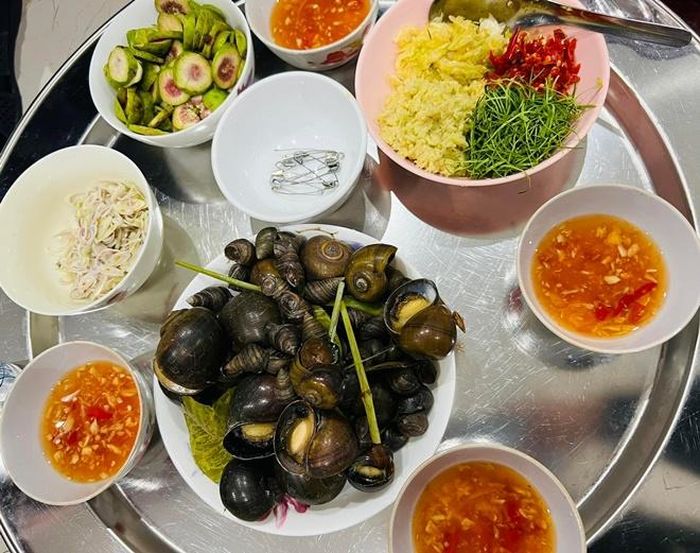 Cô cũng từng làm dân tình phải "rớt nước miếng" khi tự làm ốc luộc chuẩn vị tuổi thơ. Phương Oanh tâm sự: "Hương vị của tuổi thơ là những hương vị không bao giờ phai mặc dù đều rất đơn giản!"