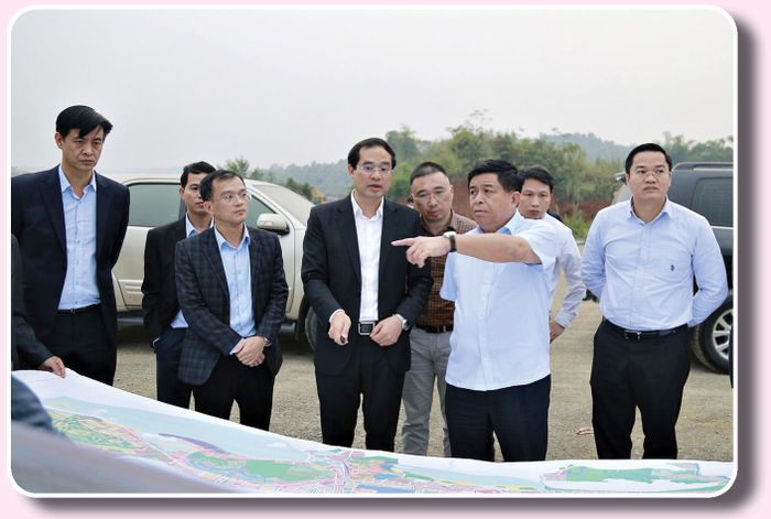 Bộ trưởng Bộ Kế hoạch và Đầu tư Nguyễn Chí Dũng và lãnh đạo tỉnh Lào Cai kiểm tra thực địa phương án thi công Cảng Hàng không Sa Pa.