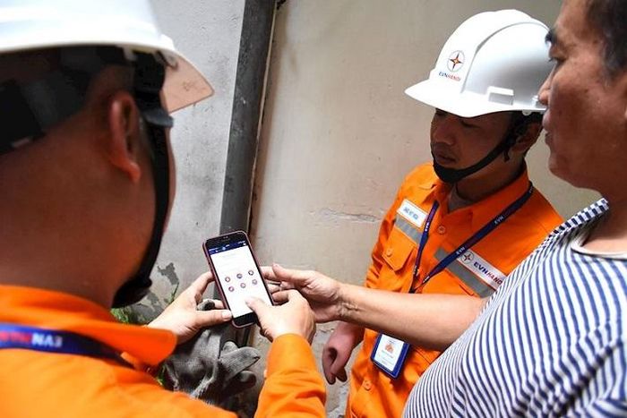 Hướng dẫn khách hàng sử dụng App EVNHANOI trên thiết bị di động để chủ động theo dõi tình hình sử dụng điện