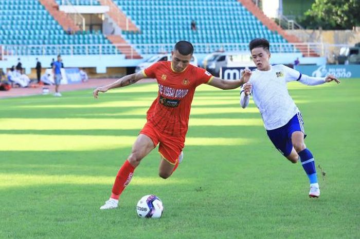 Đinh Thanh Bình lập một cú đúp góp công lớn để CLB CAND thắng đậm đối thủ. Ảnh: CAND FC