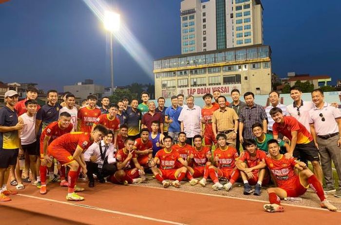 Bộ trưởng Tô Lâm chụp ảnh chung với các cầu thủ sau trận đấu. Ảnh: CAND FC.