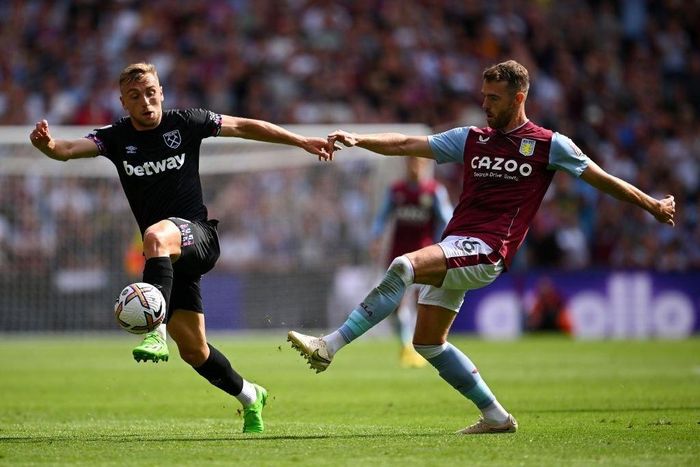 Sau màn thể hiện ấn tượng để giành vé dự cúp châu Âu ở mùa giải năm ngoái, West Ham được các ông chủ đầu tư mạnh. "Búa tạ" đã chi 140 triệu euro trong phiên chợ hè nhưng chỉ đổi lại màn trình diễn tệ hại ở giai đoạn đầu mùa. Ngay cả những công thần như Declan Rice, Jarrod Bowen cũng sa sút phong độ thảm hại. 