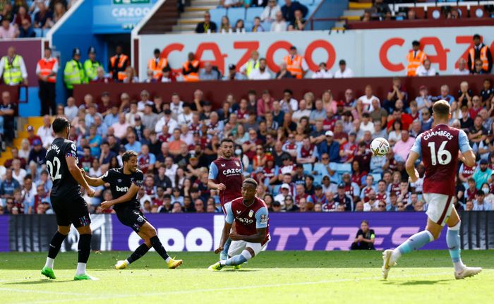  West Ham chơi bế tắc, nhưng vẫn có bàn mở tỷ số sau một tình huống may mắn. Cú sút từ ngoài vùng cấm của Pablo Fornals chạm chân trung vệ Konsa, đổi hướng đi theo quỹ đạo khiến Emiliano Martinez không thể cản phá. 
