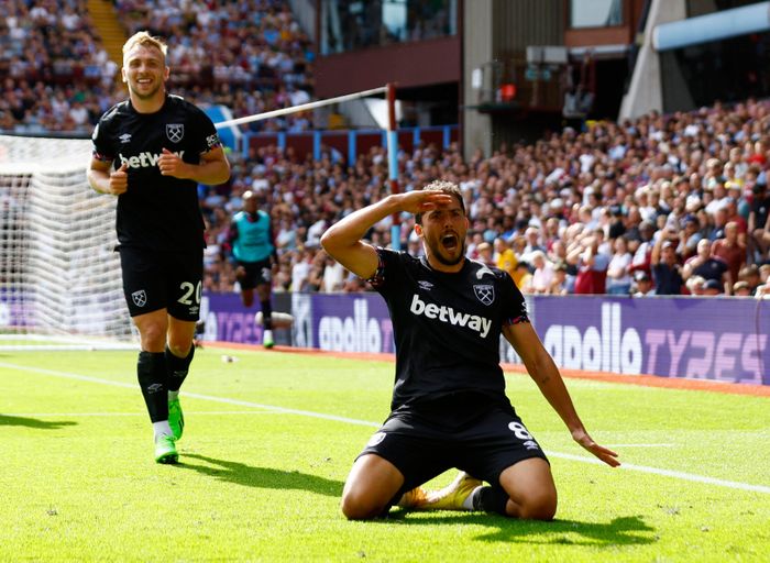  Cầu thủ West Ham ăn mừng pha lập công đầu tiên của mùa giải 2022/23. Trước đó, họ đã trải qua 3 vòng đấu toàn thua và không ghi nổi một bàn. 