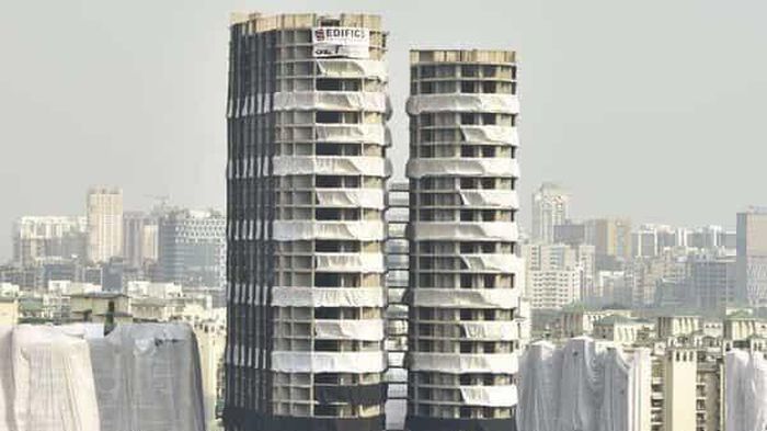 Ấn Độ đã phá dỡ 2 tòa nhà cao tầng ở ngoại ô New Delhi. Ảnh: Hindustan Times