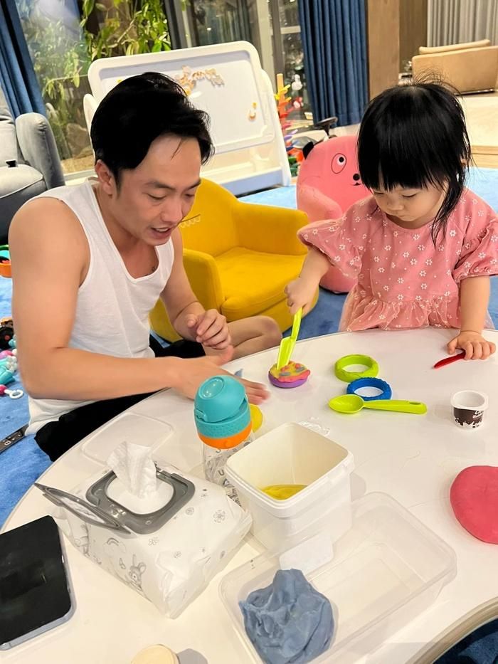 Cường Đô La thân thiết với các con.