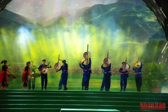 Múa dân tộc thiểu số huyện Văn Bàn.