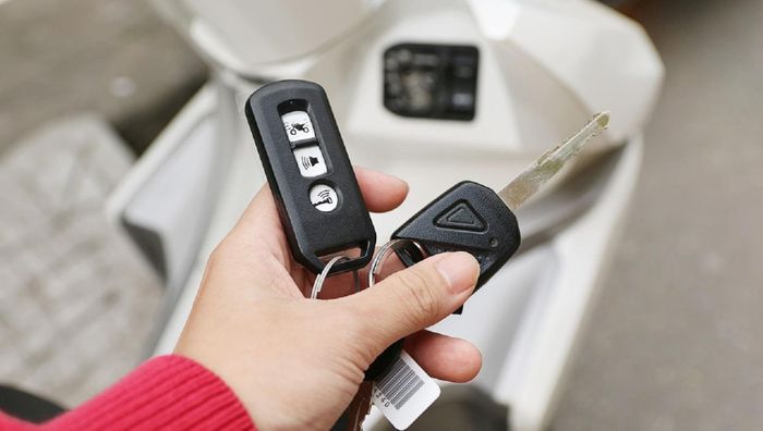Smartkey hoạt động khi người dùng khởi động nút nguồn, bộ điều khiển khóa thông minh quét và đối chiếu mã xác nhận ID.