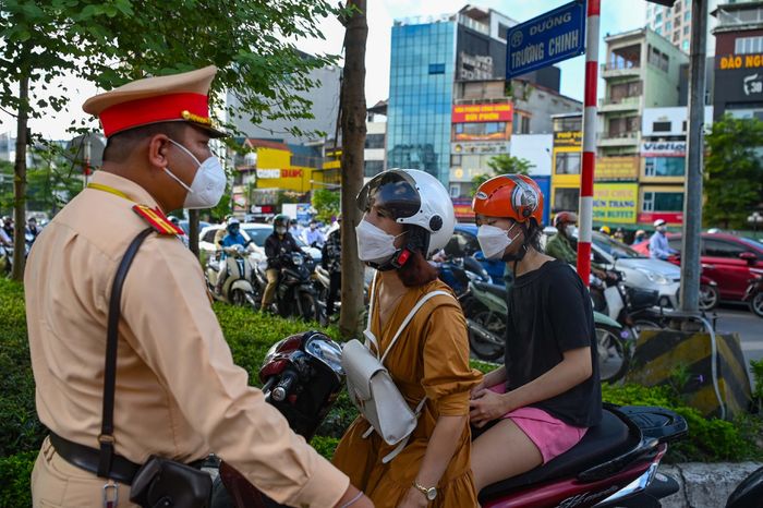  Nữ giáo viên tên Nhung cho hay chị dạy học ở một trường gần đây. "Hàng ngày tôi thấy nhiều người vẫn đi qua được nên hôm nay vẫn theo thói quen cũ", chị phân trần với CSGT. 