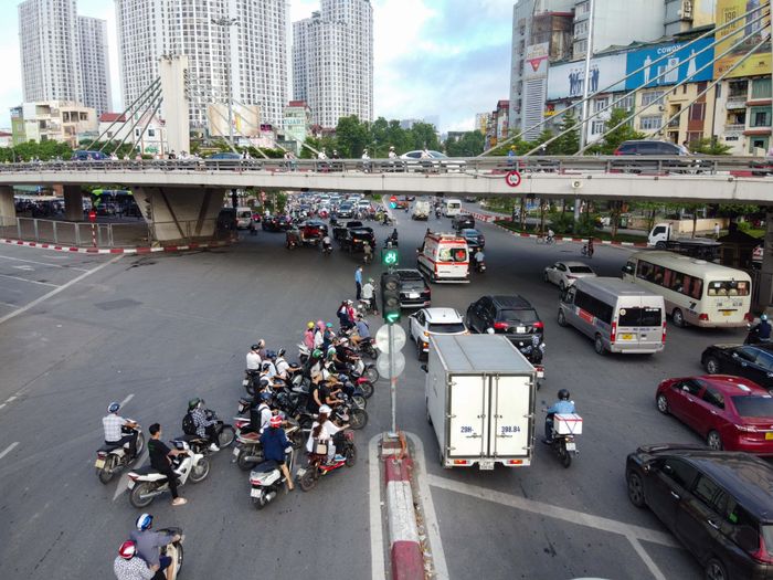  Gặp luồng xe cộ đang di chuyển, hàng chục người vi phạm đỗ hàng dài trên làn đường ngược chiều. 