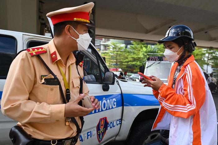Tại nút giao này, lực lượng chức năng gồm thanh tra giao thông vận tải, Đội CSGT số 3 và Đội CSGT - TT Công an quận Đống Đa cùng phối hợp phân luồng và xử lý vi phạm.