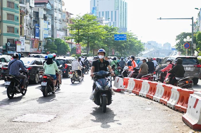 Trong khi CSGT đang xử phạt, hàng chục trường hợp khác tiếp tục đi ngược chiều, tạo nên khung cảnh hỗn loạn tại nút giao này. Đại diện Đội CSGT số 3 cho hay việc xử lý vi phạm gặp nhiều khó khăn do lượng phương tiện vi phạm quá đông.