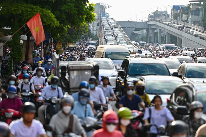  Đội CSGT số 3, Phòng CSGT Công an Hà Nội cho hay sau khi hướng Nguyễn Trãi - Tây Sơn bị chặn lại, khu vực qua nút giao Ngã Tư Sở giảm một nhịp đèn đỏ so với trước. Thời gian đèn xanh hướng Trường Chinh - Láng tăng lên giúp xe cộ được giải phóng nhanh hơn. Theo ghi nhận của Zing, tình trạng ùn ứ chỉ xảy ra cục bộ vào khung giờ cao điểm buổi sáng và kết thúc sau khoảng 20-30 phút. 