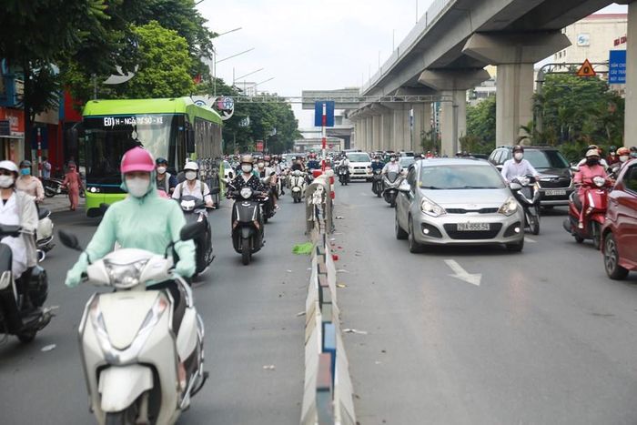  Nhiều xe máy vẫn cố tình di chuyển vào làn ô tô trên đường Nguyễn Trãi
