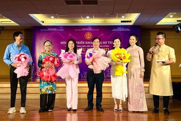 NSƯT Thoại Mỹ (thứ 3, từ trái sang) là thành viên BGK Cuộc thi Tài năng diễn viên sân khấu cải lương Trần Hữu Trang - 2022