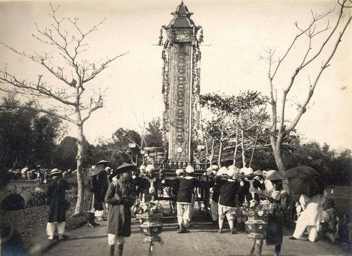 Tấm triện ghi tên họ và chức tước của vua