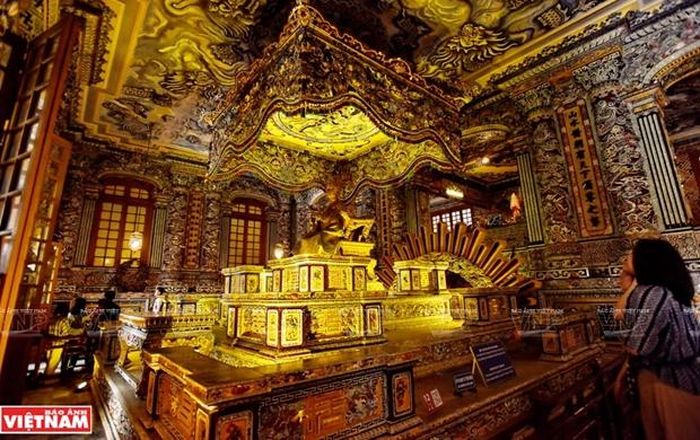 Bên trong lăng Khải Định