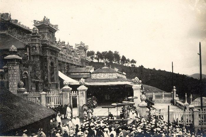 Chuyển quan tài vào lăng