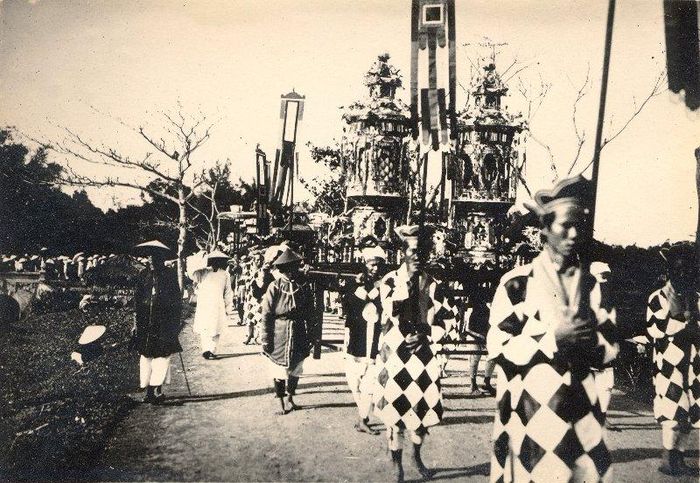 Đoàn sư dẫn hương linh