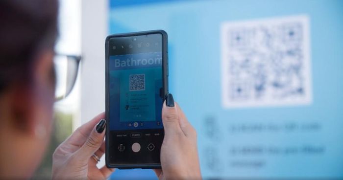 Để vào được Throne, người dùng sẽ quét mã QR.