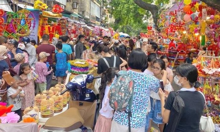 Khách hàng chen chúc nhau xem, mua hàng và chụp ảnh