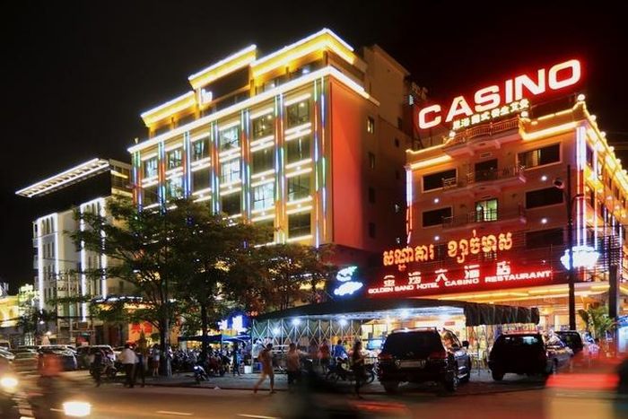  Các nạn nhân bị thu hút bởi lời mời làm việc cho những casino ở Campuchia với mức lương nghìn USD. Ảnh: AFP. 