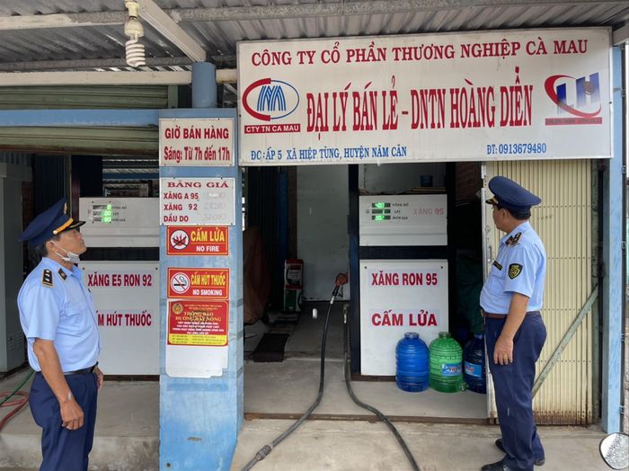 Lực lượng quản lý thị trường kiểm tra các cây xăng trong việc thực hiện quy định về kinh doanh xăng dầu