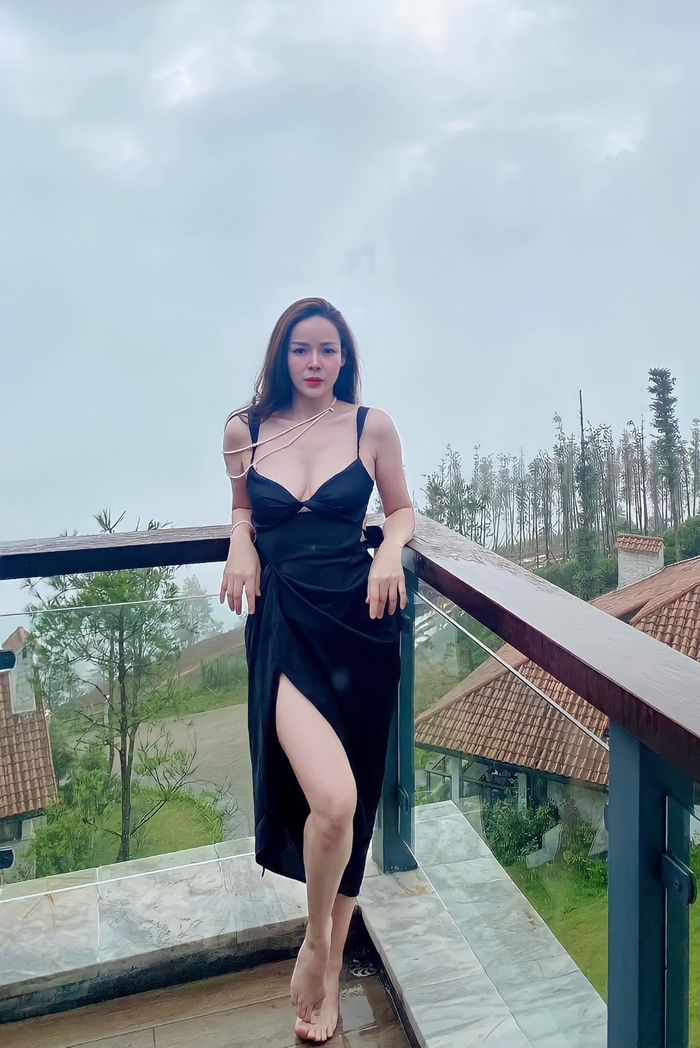 Ngoài đời, nữ diễn viên sinh năm 1986 sở hữu thân hình nóng bỏng, quyến rũ và trẻ đẹp hơn nhiều so với tạo hình Cẩm Khê trên phim.