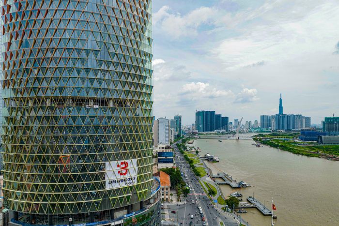 Nằm ở vị trí đắc địa ngay giữa trung tâm TPHCM, phía mặt tiền là hai giao lộ lớn Tôn Đức Thắng – Hàm Nghi (quận 1), có view nhìn ra sông Sài Gòn, dự án IFC One Saigon được kỳ vọng sẽ góp phần là bộ mặt cho thành phố.