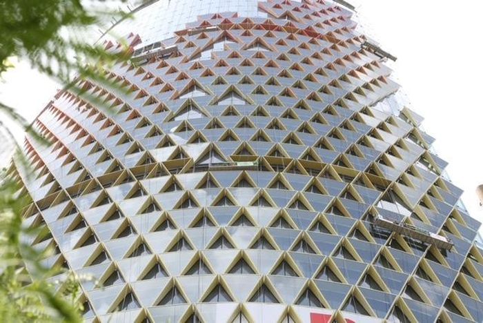 Tổng mức đầu tư của dự án lên đến 256 triệu USD, tương đương với 5000 tỷ đồng. Mặt kính ngoài tòa nhà, công trình được lấy cảm hứng từ con rồng truyền thuyết, có thiết kế hình tam giác khổ lớn, từng lớp kính pha trộn màu sắc ghép lại tạo nên hiệu ứng vảy rồng.