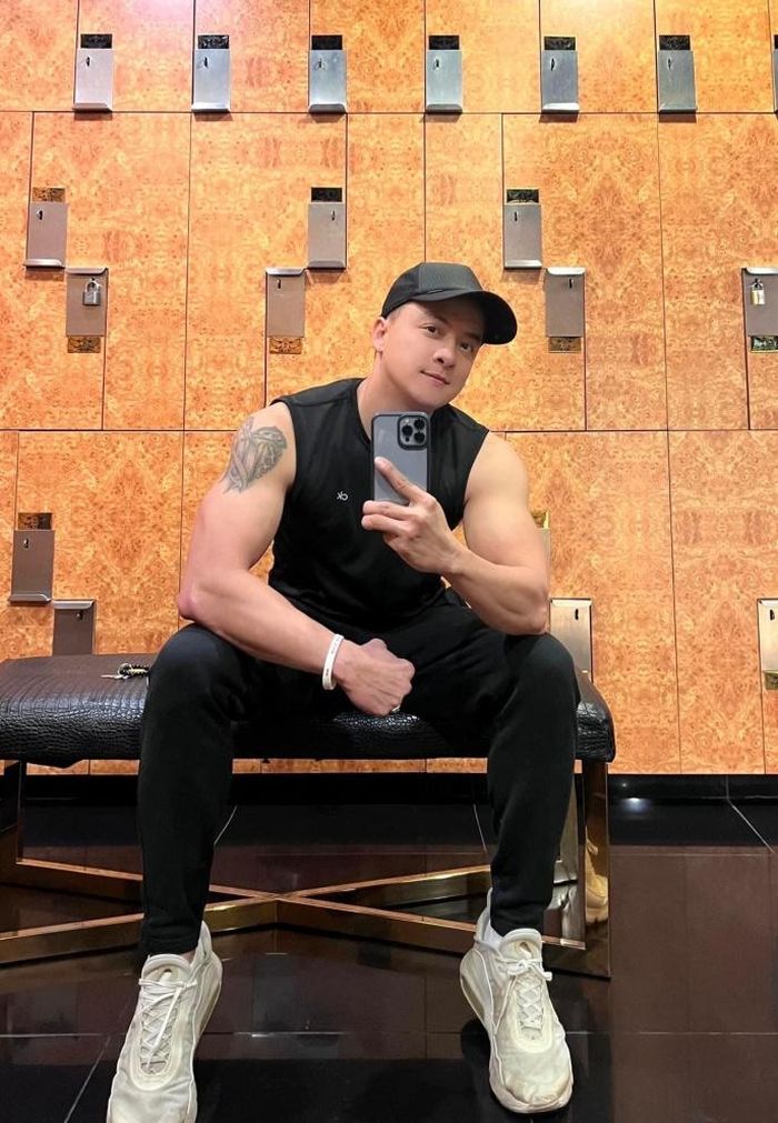 Cao Thái Sơn tích cực tập gym để giữ vóc dáng săn chắc tuổi trung niên.