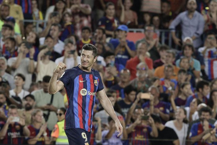 Lewandowski mang đến nhiều cảm xúc cho Nou Camp