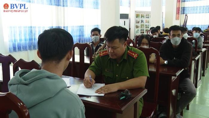  Lấy lời khai các đối tượng tham gia đua xe trái phép (ảnh: Hồng Việt )