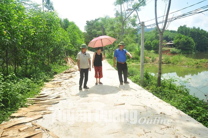 Ông Vũ Quang Đại kiểm tra một tuyến đường bê tông nông thôn vừa hoàn thành.