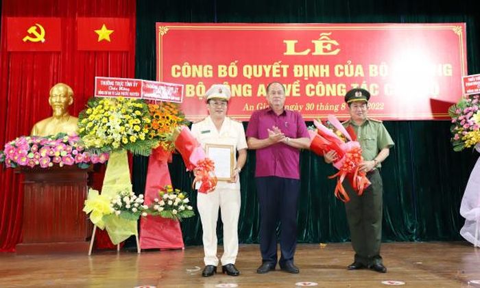 Đồng chí Nguyễn Thanh Bình, Chủ tịch UBND An Giang tặng hoa chúc mừng Đại tá Lâm Phước Nguyên và Đại tá Đinh Văn Nơi.
