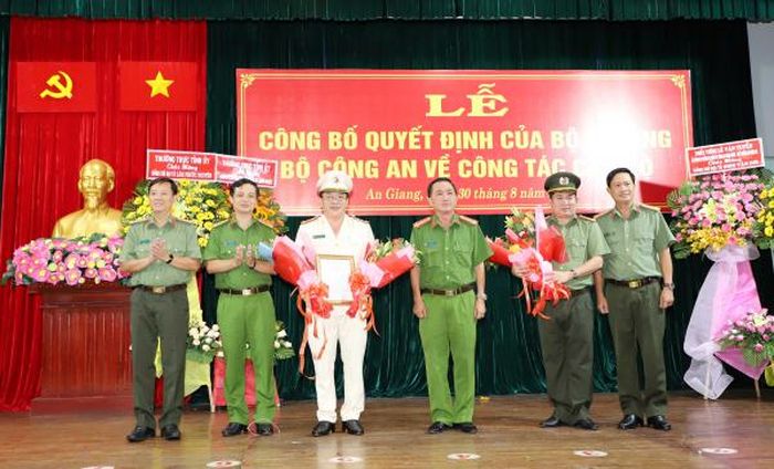 Ban Giám đốc Công an tỉnh An Giang tặng hoa chúc mừng Đại tá Lâm Phước Nguyên và Đại tá Đinh Văn Nơi.