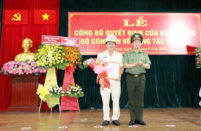Thứ trưởng Lê Văn Tuyến đã trao quyết định của Bộ trưởng Bộ Công an về việc điều động, bổ nhiệm Đại tá Lâm Phước Nguyên đến giữ chức Giám đốc Công an tỉnh An Giang.