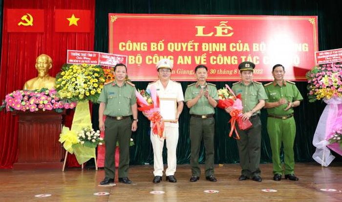 Ban Giám đốc Công an tỉnh Hậu Giang tặng hoa chúc mừng Đại tá Lâm Phước Nguyên và Đại tá Đinh Văn Nơi.