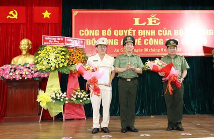 Thứ trưởng Lê Văn Tuyến tặng hoa chúc mừng Đại tá Đinh Văn Nơi và Đại tá Lâm Phước Nguyên.