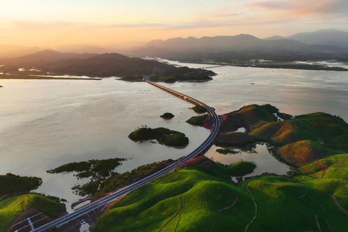 Từ 15h ngày 1/9 người dân chính thức được lưu thông trên cao tốc Vân Đồn – Móng Cái. Ảnh: Đỗ Phương.