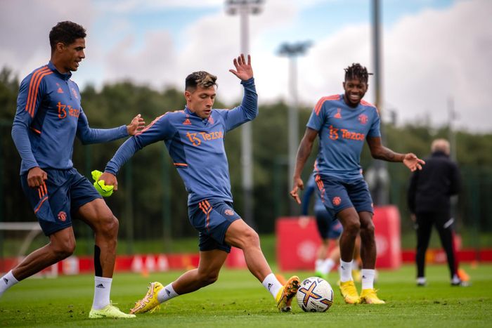Raphael Varane và Lisandro Martinez đang là công thức mang đến chiến thắng cho Erik ten Hag. Ảnh: Getty Images.