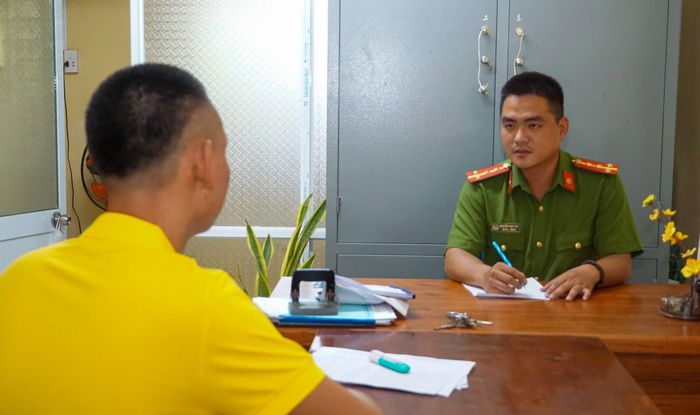 Anh T. trình bày sự việc với Công an xã Điện Thắng Nam, thị xã Điện Bàn, Quảng Nam. Ảnh: Thanh Hồng.