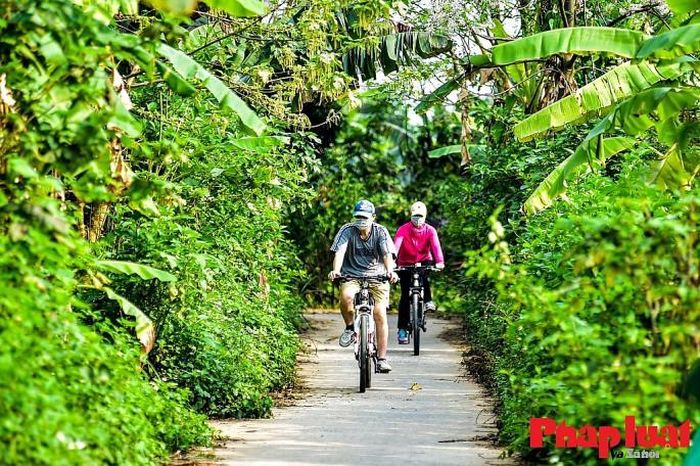 Khám phá Hà Nội bằng xe đạp là trải nghiệm đáp ứng được nhu cầu của nhiều đối tượng du khách khác nhau. Ảnh Khánh Huy
