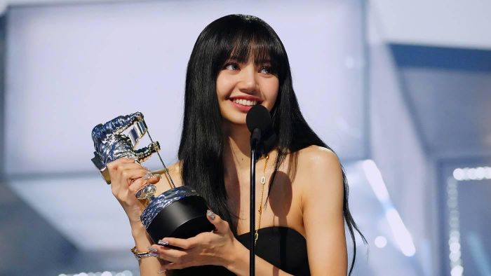 Lisa trở thành nghệ sĩ solo Kpop đầu tiên giành được giải thưởng Best K-Pop