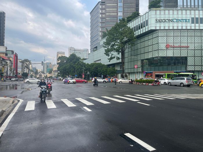 Đường Lê Lợi đoạn từ Nguyễn Huệ đến chợ Bến Thành đã được tháo gỡ rào chắn thi công. THANH HẢI